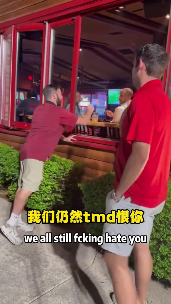 余恨未消！獨(dú)行俠球迷偶遇尼克-哈里森：我們?nèi)匀籘MD恨你！